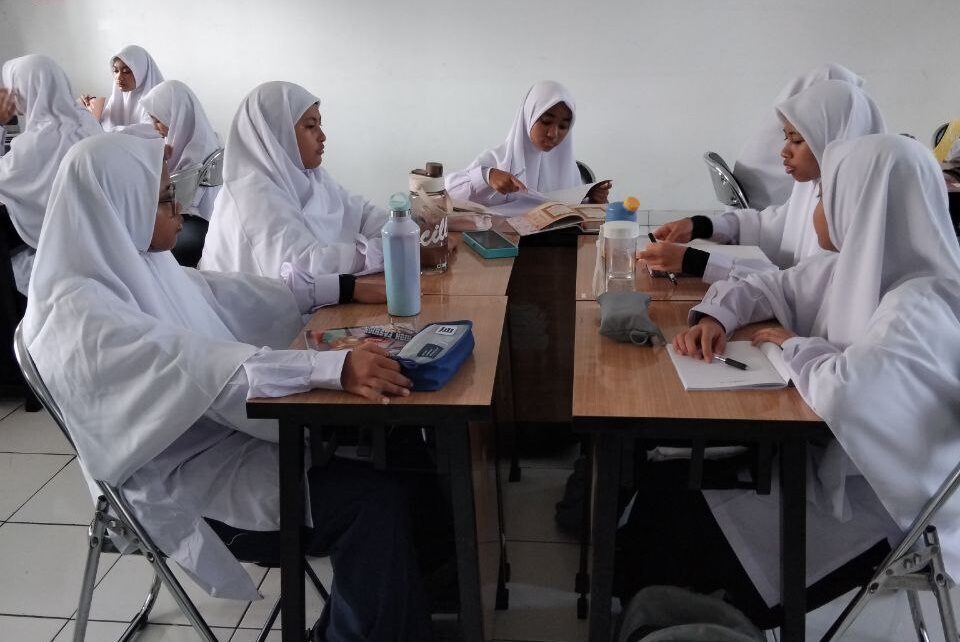 menjadi-guru-yang-di-cintai-dan-diribdukan-di-era-teknologi-1 1 e1759806563776