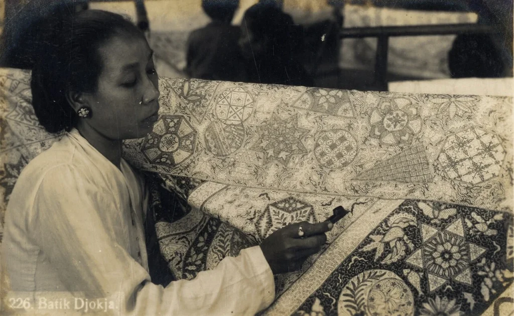 Vrouw maakt batik toelis te Jogjakarta KITLV 182615